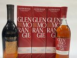 une bouteille de Glen Glen et une boîte de gin