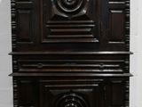 un meuble en bois surmonté d'une horloge