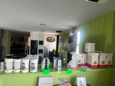 un comptoir sur lequel sont disposés de nombreux plats différents