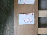 deux morceaux de bois posés par terre