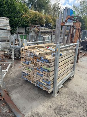 plusieurs palettes de bois empilées les unes sur les autres dans une cour