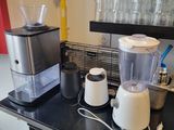 un mixeur et un mixeur posés sur un plan de travail dans une cuisine