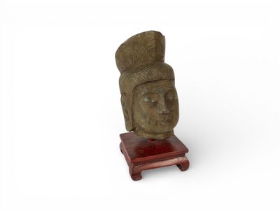 Chine, début XXe siècle, Tête en pierre, représentant la div…