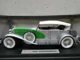 une maquette de voiture argentée et verte exposée dans une vitrine
