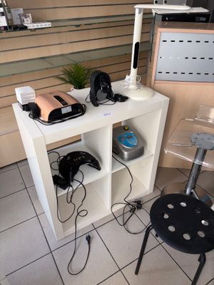 Un meuble cube IKEA. On y joint tout un petit lot pour manuc…