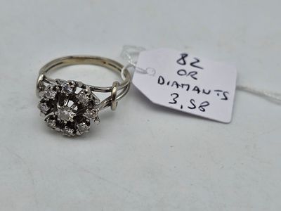 gros plan d'une bague à laquelle est attachée une étiquette de prix