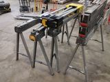 de nombreux outils posés sur une table dans un bâtiment