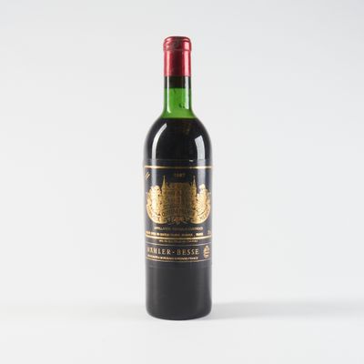 une bouteille de vin posée sur une table blanche