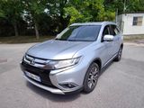 Le SUV argenté est garé sur le parking près d'une maison.
