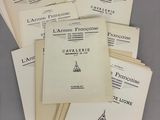 une pile de papiers posée sur une table, avec une horloge en arrière-plan