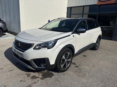 un 4x4 blanc garé devant un bâtiment