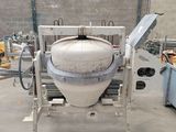 une machine qui se trouve au milieu d'un bâtiment