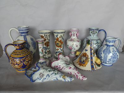 un grand nombre de vases posés sur une table