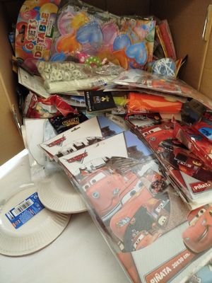 une boîte en carton remplie d'un assortiment de bonbons et de barres chocolatées