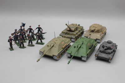 un groupe de petits soldats alignés les uns à côté des autres