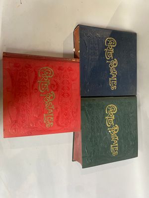 trois livres sont empilés sur une surface blanche