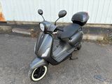 un scooter garé sur le parking