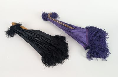 deux parapluies violets et noirs sur fond blanc