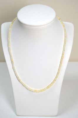 gros plan d'un collier sur un mannequin sur fond blanc