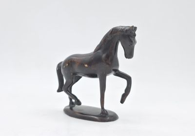 Sculpture en bronze, cheval au pas à patine brune, fonte mod…