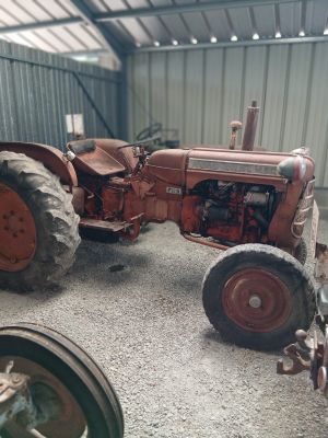 un tracteur garé dans un garage