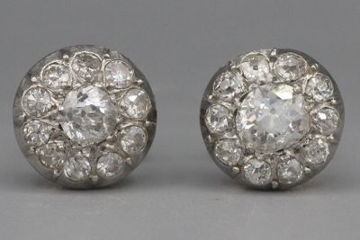 une photo d'une paire de boucles d'oreilles en diamant