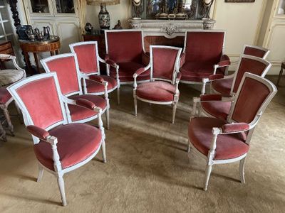 many chairs that are sitting in a room together