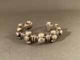 bracelet en argent orné de perles et de perles, sur un fond gris