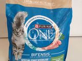 un sac de croquettes Purina One posé sur un plan de travail