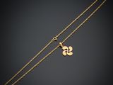 un collier plaqué or orné d'un pendentif en forme de cœur sur fond noir