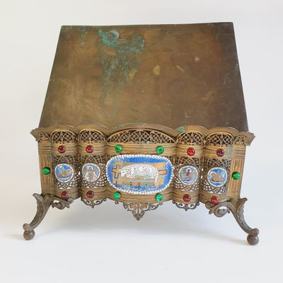 Lutrin d'autel : en laiton ciselé et doré à décor ajouré de feuillages