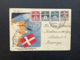 une vieille carte postale sur laquelle figure l'image d'un drapeau