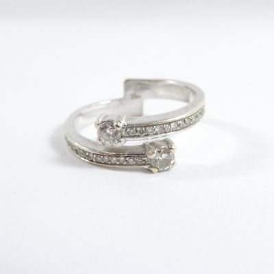 paire de bagues en argent serties de diamants sur un fond blanc