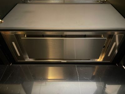 un four en acier inoxydable situé au centre d'une cuisine