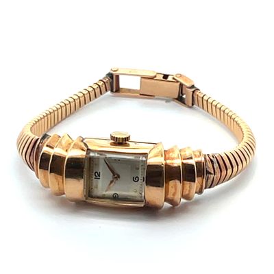 une image représentant une montre-bracelet avec un bracelet en or sur fond blanc