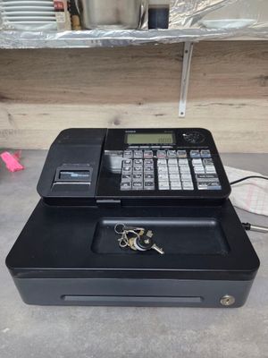 une caisse enregistreuse posée sur un comptoir