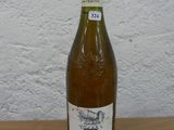 une bouteille de vin posée sur une table
