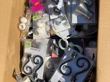 une boîte en carton remplie d'objets divers qui s'y trouvent