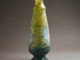 un vase jaune et bleu posé sur une table