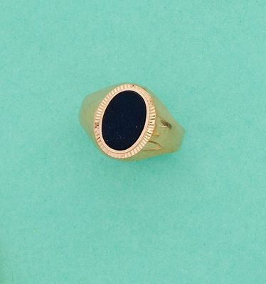 une image représentant une bague en or sertie d'une pierre noire