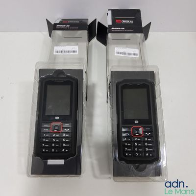 deux téléphones portables noirs dans leur emballage, posés sur la table
