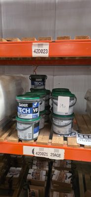 de nombreux pots de peinture sur les étagères du magasin