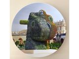une photo d'une sculpture représentant un ours, réalisée avec des fleurs
