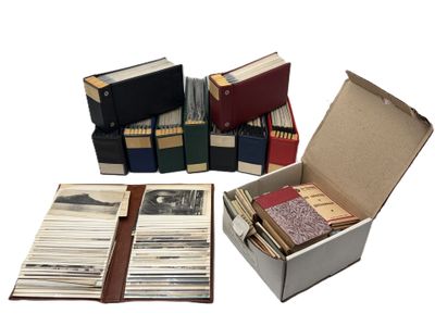 un grand nombre de livres qui se trouvent dans une boîte
