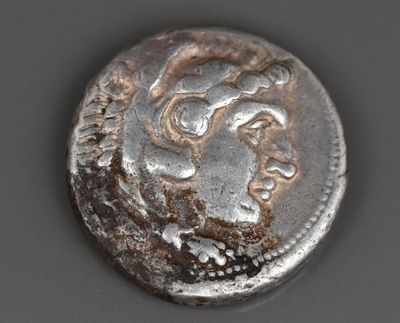 une pièce ancienne sur laquelle figure le visage d'un homme