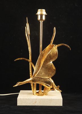 lampe en feuille d'or sur un socle en marbre, sur fond noir