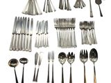 de nombreux types d'argenterie et de cuillères sur la table