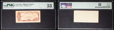 Trois types différents de timbres sont exposés dans une vitrine.