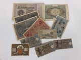 plusieurs types différents de vieux billets de banque posés sur une table