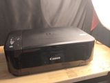 une imprimante Canon posée sur une table en bois